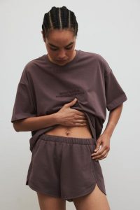 Szorty z dzianiny dresowej w kolorze PURPLE TAUPE - HOMEY-L. Fioletowe szorty Marsala, bez wzorów, z bawełny. Za 239,90 zł.