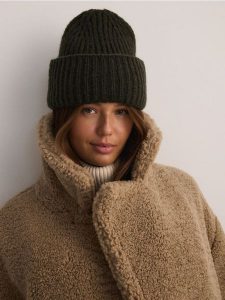 Czapka beanie z domieszką wełny - zielony. Zielone czapki Reserved, bez wzorów, z wełny. W wyprzedaży za 39,99 zł.