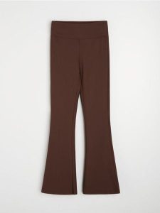 Prążkowane legginsy flare - brązowy. Brązowe legginsy Sinsay, bez wzorów, prążkowane. Za 39,99 zł.