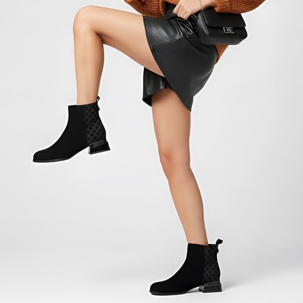 Botki damskie S. Barski, za kostkę z zamszową cholewką i ocieplane, czarne, JC52-853. Czarne botki S.BARSKI, na zimę, bez wzorów, z zamszu, za kostkę, bez obcasa, na obcasie, bez zapięcia. Za 249,00 zł.