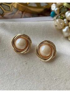 Luseera Pozłacane kolczyki-wkrętki rozmiar: onesize. Żółte kolczyki Luseera, z perłą, pozłacane. Za 34,99 zł.