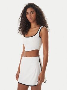 Guess Top V6GP09 K2999 Écru Slim Fit. Białe topy Guess, xl, z aplikacjami, z syntetyku, bez kołnierzyka, bez ramiączek. Za 199,99 zł.