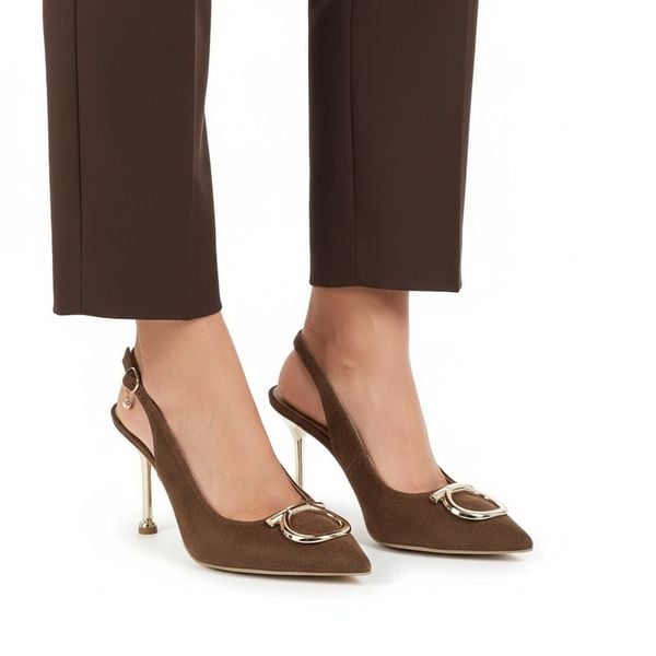 Czółenka damskie Chebello, cholewka ze skóry naturalnej welurowej z odkrytą piętą i smukłym noskiem ozdobione metaliczną klamrą osadzone na cienkim o. Brązowe czółenka CheBello, z aplikacjami, ze skóry, bez obcasa, na szpilce, bez zapięcia. Za 485,90 zł.