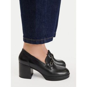 Półbuty Lasocki. Czarne czółenka Lasocki, bez wzorów, bez obcasa, na obcasie, bez zapięcia. Za 249,99 zł.
