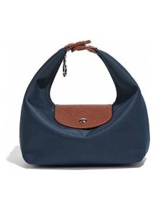 SUVRAI Torebka w kolorze granatowym - 20 x 23 x 11 cm rozmiar: onesize. Niebieskie torebki klasyczne SUVRAI, bez wzorów, z materiału, na ramię, bez dodatków. Za 108,99 zł.