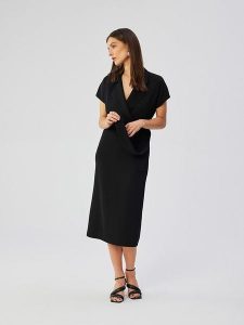 Stylove Sukienka w kolorze czarnym rozmiar: XL. Czarne sukienki Stylove, na co dzień, xl, bez wzorów, z tkaniny, bez kołnierzyka, bez ramiączek, midi, proste. Za 149,66 zł.
