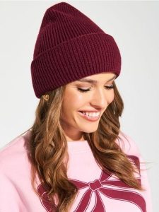 Prążkowana czapka beanie - bordowy. Czerwone czapki Sinsay, bez wzorów, prążkowane. Za 19,99 zł.