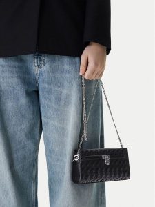 MICHAEL Michael Kors Torebka 32R6SNXC0L Czarny. Czarne torebki klasyczne MICHAEL Michael Kors, bez wzorów, ze skóry, bez dodatków. Za 677,99 zł.