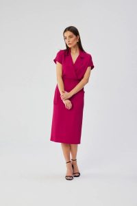 Elegancka sukienka z kołnierzem śliwkowa. Sukienki Stylove, do pracy, xxl, bez wzorów, z elastanu, biznesowe, bez kołnierzyka, bez ramiączek, midi, dopasowane. Za 349,00 zł.