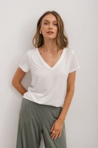 T-SHIRT KLARA MODAL ECRU XS - Flawless. T-shirty Flawless, uniwersalny, bez wzorów, z elastanu, bez kołnierzyka, bez ramiączek. Za 190,00 zł.