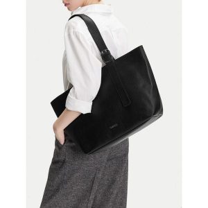 Torebka Lasocki. Czarne shopper bag Lasocki, bez wzorów, bez dodatków. Za 199,99 zł.