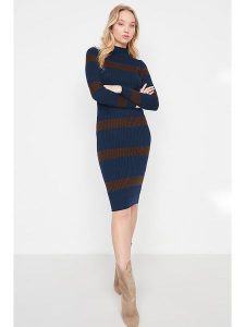 Trendyol Sukienka dzianinowa w kolorze brązowo-granatowym rozmiar: S. Niebieskie sukienki Trendyol, s, bez wzorów, z dzianiny, bez kołnierzyka, bez ramiączek, midi. Za 69,91 zł.