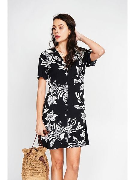 ASSUILI Sukienka w kolorze biało-czarnym rozmiar: 36. Białe sukienki Assuili, bez wzorów, klasyczne, bez kołnierzyka, bez ramiączek, mini, rozkloszowane. Za 131,74 zł.