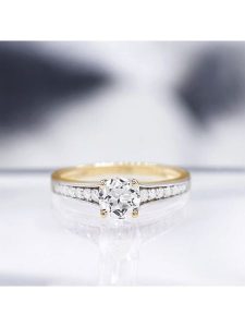 DIAMOND & CO Złoty pierścionek "Kriva" z diamentami i topazem rozmiar: 56. Żółte pierścionki Diamond & Co, z diamentem, złote. Za 1 963,98 zł.