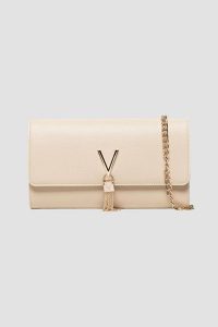 VALENTINO Beżowa kopertówka Divina Pochette. Brązowe torebki klasyczne Valentino by Mario Valentino, bez wzorów, bez dodatków. W wyprzedaży za 258,99 zł.