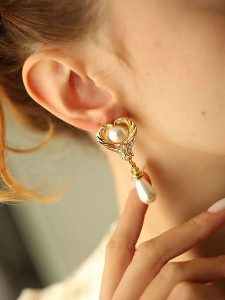 Pierres delicates Pozłacane kolczyki-wkrętki z perłami i cyrkoniami rozmiar: onesize. Białe kolczyki Pierres delicates, z cyrkonią, pozłacane. Za 39,99 zł.