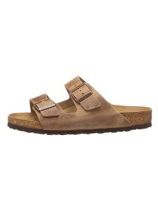 Birkenstock Skórzane klapki w kolorze jasnobrązowym rozmiar: 37. Brązowe klapki Birkenstock, bez wzorów, z nubiku, z otwartym noskiem, bez obcasa, na płaskiej podeszwie. Za 388,45 zł.