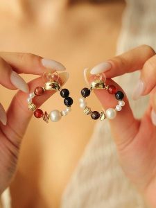 Pierres delicates Pozłacane kolczyki-wkrętki z perłami i agatami rozmiar: onesize. Białe kolczyki Pierres delicates, z agatem, pozłacane. Za 52,99 zł.