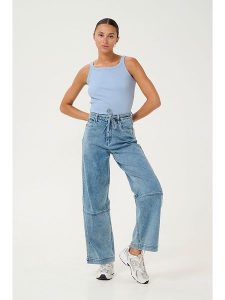 Kaffe Top w kolorze błękitnym rozmiar: L. Niebieskie topy Kaffe, l, bez wzorów, bez kołnierzyka, bez ramiączek. Za 43,99 zł.