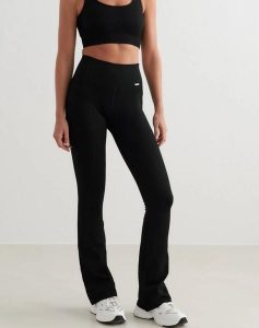 Damskie legginsy bezszwowe, prążkowane, wysoki stan, dzwony, długie, czarne. Czarne legginsy AIM'N, bez wzorów, z elastanu, z podwyższonym stanem, długie. Za 301,00 zł.