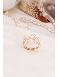 Pierres delicates Pierścionek w kolorze białym z perłami rozmiar: onesize. Białe pierścionki Pierres delicates, z mosiądzu. Za 65,45 zł.