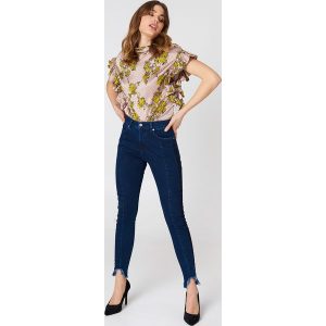 NA-KD Jeansy z zaokrąglonymi nogawkami - Blue. Niebieskie spodnie z wysokim stanem marki NA-KD, z denimu. W wyprzedaży za 97,17 zł.