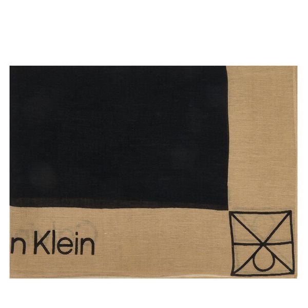 Szal Calvin Klein. Czarne szaliki Calvin Klein, bez wzorów. Za 329,99 zł.