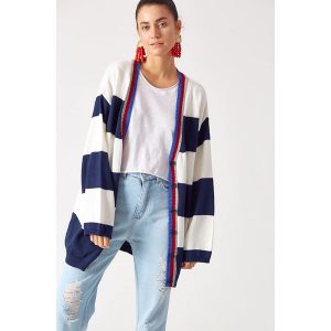 Kardigan w kolorze granatowo-białym. Kardigany marki Robin. W wyprzedaży za 139,95 zł.
