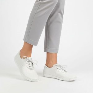 Półbuty damskie S.Barski, lekka konstrukcja perforowana cholewka sznurowanie elastyczna podeszwa miękkie wnętrze, białe, LR61-7079. Białe półbuty S.BARSKI, bez wzorów, bez obcasa, na płaskiej podeszwie, bez zapięcia. Za 179,00 zł.