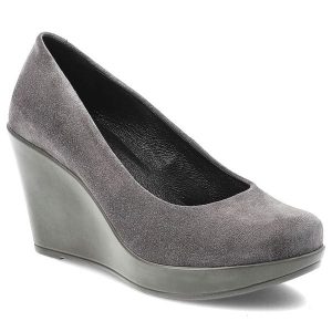 Czółenka damskie Karino, na wysokim koturnie eleganckie skórzane zamszowe wygodne z okrągłym noskiem, szare, 1224-002-P. Szare czółenka Karino, bez wzorów, z weluru, z okrągłym noskiem, bez obcasa, na koturnie, bez zapięcia. Za 322,99 zł.