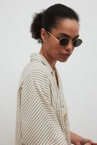 Krótka koszula w paski w kolorze LIGHT BEIGE - TALA-M/L. Brązowe koszule Marsala, l, bez wzorów, z dzianiny, bez kołnierzyka, bez ramiączek. W wyprzedaży za 79,96 zł.