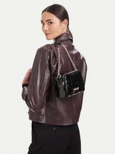 Guess Torebka J6YZ07 W3001 Czarny. Czarne listonoszki Guess, z aplikacjami, ze skóry, bez dodatków. Za 210,99 zł.