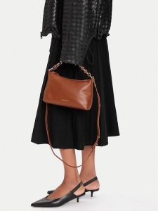 Coccinelle Torebka TBP Coccinelle Gretel E5 TBP 53 01 01 Brązowy. Brązowe torebki klasyczne Coccinelle, bez wzorów, ze skóry, bez dodatków. Za 689,99 zł.