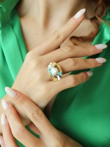 L'Atelier de Gaia Pozłacany pierścionek z perłą i turkusami rozmiar: onesize. Białe pierścionki L'Atelier de Gaia, z perłą, pozłacane. Za 39,99 zł.