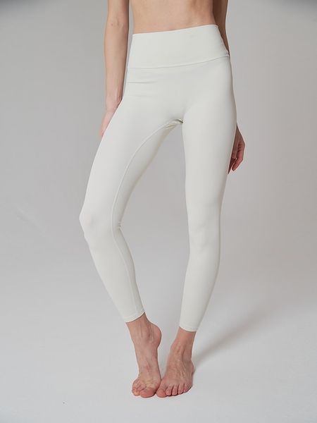 Onamaste Legginsy sportowe "Suzanna" w kolorze beżowym rozmiar: S/M. Brązowe legginsy Onamaste, bez wzorów, z materiału, z podwyższonym stanem. Za 144,45 zł.