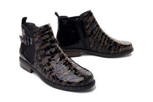 RIEKER Z4965-90 black combination, botki damskie. Czarne botki Rieker, na zimę, bez wzorów, bez obcasa, na obcasie, bez zapięcia. Za 379,90 zł.
