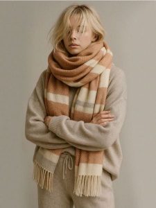 Szalik w stylu boho - wielobarwny. Szaliki Sinsay, bez wzorów. Za 25,99 zł.
