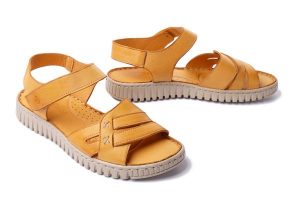 MANITU 910145-06 gelb, sandały damskie. Żółte sandały Manitu, bez wzorów, ze skóry, bez obcasa, bez zapięcia. Za 227,92 zł.