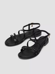 S.Oliver Sandały w kolorze czarnym rozmiar: 36. Czarne sandały s.Oliver, bez wzorów, z otwartym noskiem, bez obcasa, bez zapięcia. Za 109,78 zł.