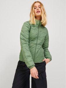 JJXX Kurtka przejściowa 12224638 Zielony Regular Fit. Zielone kurtki JJXX, xs, bez wzorów, z syntetyku, bez kaptura. Za 329,99 zł.