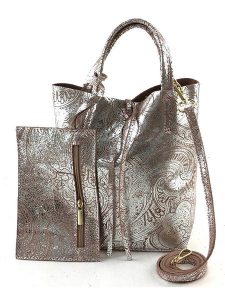 Amara Skórzana torebka "Paisley" w kolorze jasnoróżowym - 23 x 23 x 9 cm rozmiar: onesize. Różowe torebki klasyczne Amara, bez wzorów, z materiału, przez ramię, bez dodatków. Za 230,59 zł.