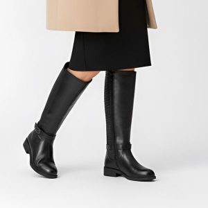 Kozaki damskie Filippo, wysoka cholewka i płaski obcas bez ocieplenia, czarne, DKZ7331-25-BK. Czarne kozaki Filippo, z aplikacjami, z materiału, przed kolano, bez obcasa, na obcasie, bez zapięcia. Za 195,99 zł.