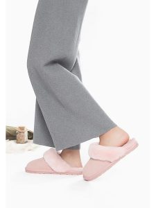 Gooce Wełniane kapcie "Emeline" w kolorze jasnoróżowym rozmiar: 38. Różowe kapcie Gooce, bez wzorów, ze skóry. Za 158,10 zł.