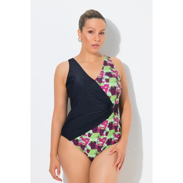 Damskie Strój kąpielowy efekt kopertowy miękkie miseczki ozdobna sprzączka. Czarne stroje jednoczęściowe Ulla Popken, bez wzorów, z elastanu. Za 239,99 zł.