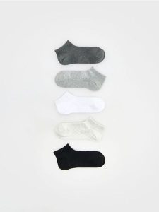 Skarpetki z bawełną 5 pack - jasnoszary. Szare skarpetki Reserved, bez wzorów, z bawełny. Za 49,99 zł.