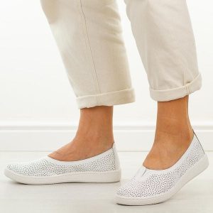 Białe skórzane Polskie półbuty damskie Gregors 1189. Białe półbuty Gregors, na jesień, bez wzorów, z jeansu, z okrągłym noskiem, bez obcasa, na płaskiej podeszwie, bez zapięcia. Za 379,00 zł.