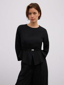 BGN Bluzka w kolorze czarnym rozmiar: 36. Czarne bluzki BGN, bez wzorów, z tkaniny, bez kołnierzyka, bez ramiączek. Za 118,28 zł.