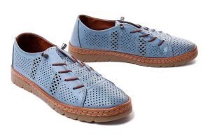 MANITU 840010-51 denim, półbuty/mokasyny damskie. Niebieskie półbuty Manitu, na lato, w ażurowe wzory, z denimu, bez obcasa, bez zapięcia. Za 188,93 zł.