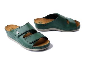 DR. BRINKMANN 700743-07 grun, klapki damskie. Zielone klapki Dr. Brinkmann, bez wzorów, ze skóry, bez obcasa, na koturnie. Za 203,92 zł.