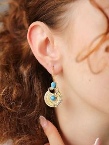 L'Atelier de Gaia Pozłacane kolczyki z turkusami rozmiar: onesize. Żółte kolczyki L'Atelier de Gaia, z turkusem, pozłacane. Za 105,38 zł.